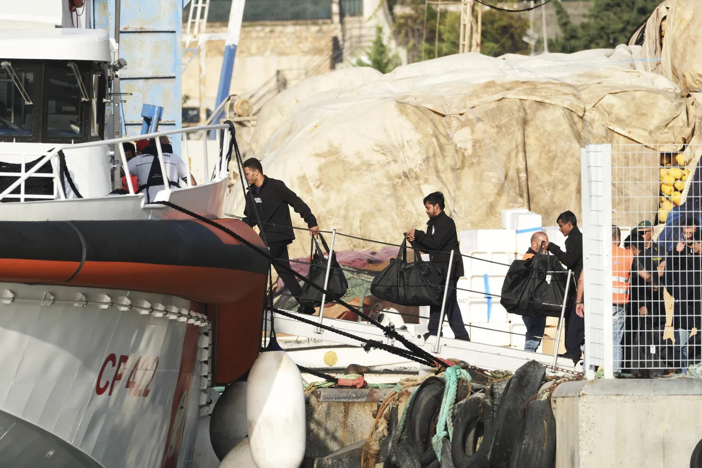 Itaaliast Albaaniasse viidud esimesed migrandid toimetatakse tagasi Itaaliasse.