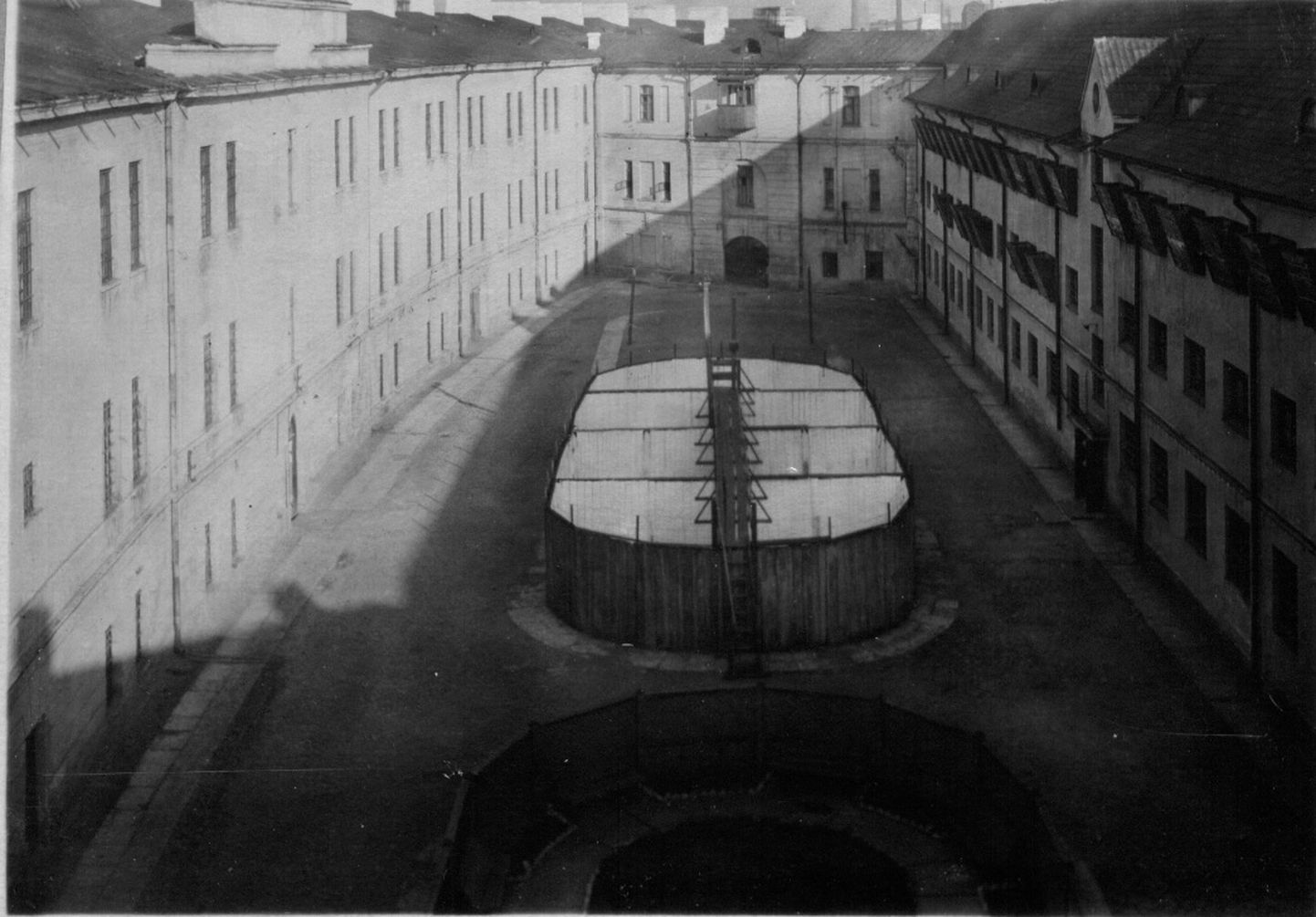 Внутренний двор Батарейной тюрьмы. Начало 1950-х годов.