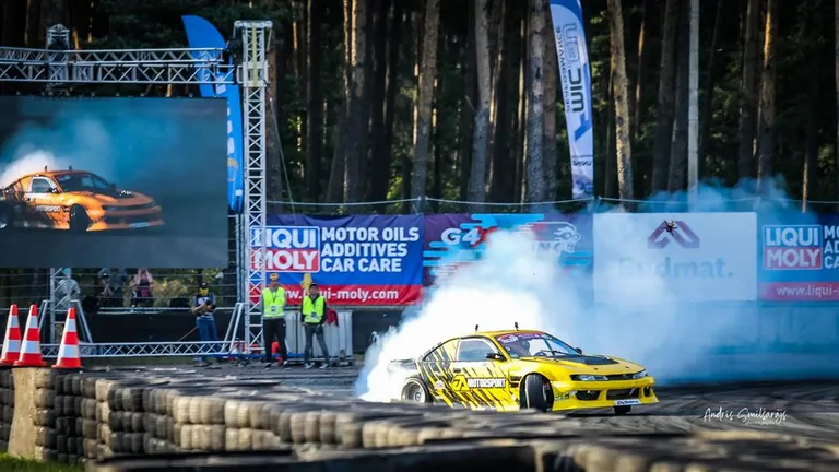 Drifta automašīna trasē. Ilustratīvs attēls