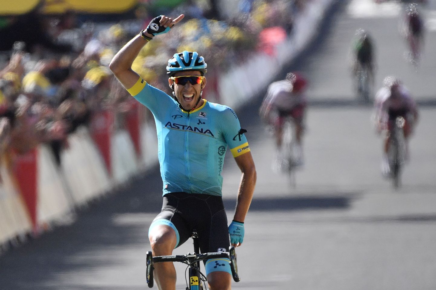 TOPSHOT - Spain's Omar Fraile celebrates a she crosses the finish line to win the 14th stage of the 105th edition of the Tour de France cycling race, between Saint-Paul-Trois-Chateaux and Mende on July 21, 2018. / AFP PHOTO / Jeff PACHOUD / ALTERNATIVE CROP