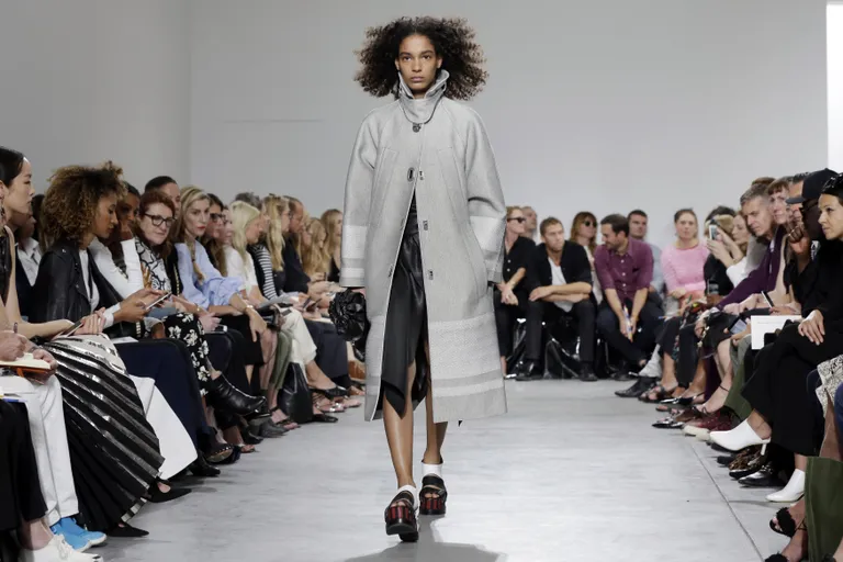 Suur, stiilne ja superlihtne on kevadine lemmikmantel. Proenza Schouler. / Scanpix