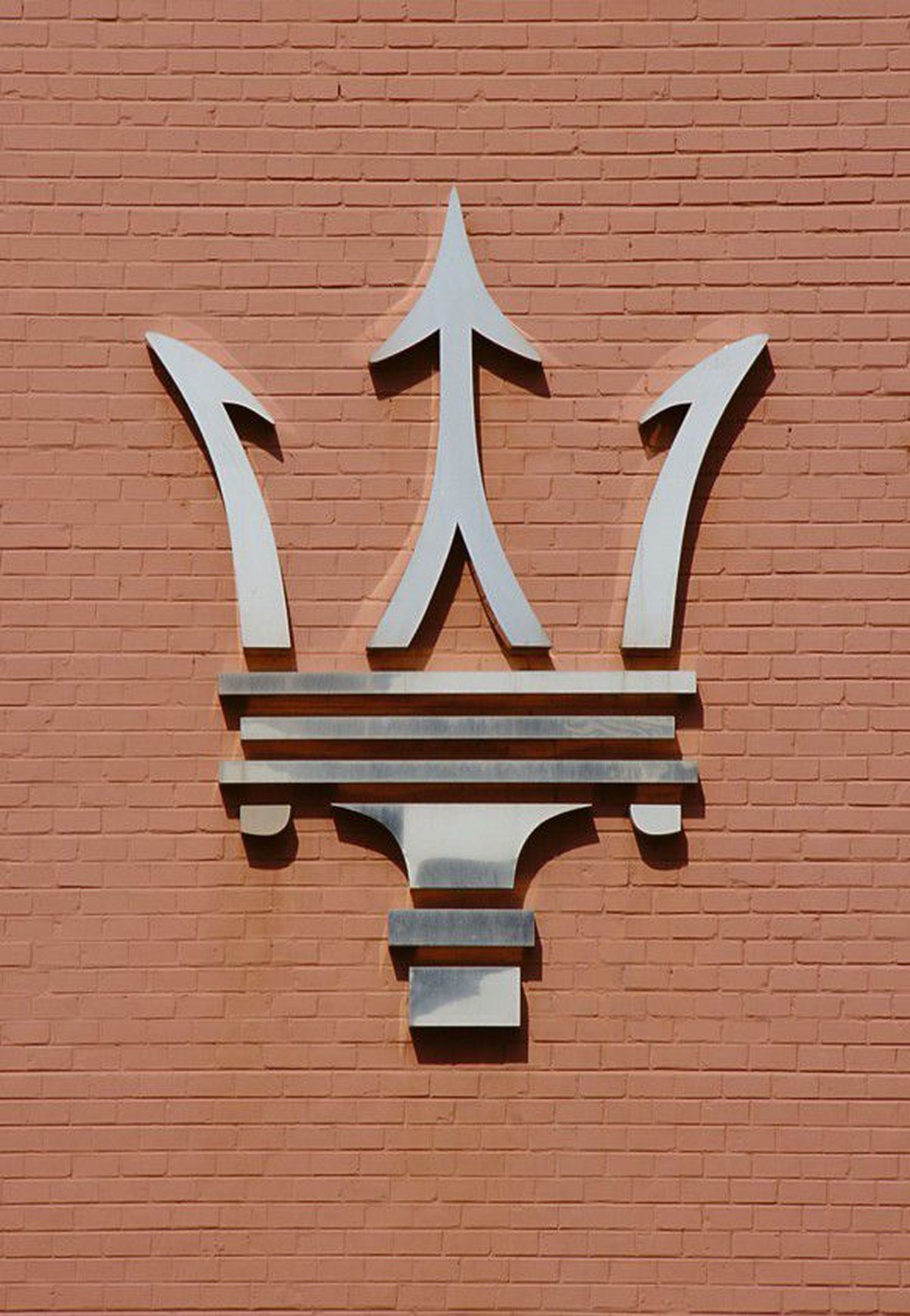 Трезубец эмблемы Maserati ведет свое начало от фонтана Нептуна в Болонье (Fontana di Nettuno). Фирма была основана в Болонье, но в 1940 году переехала в Модену.