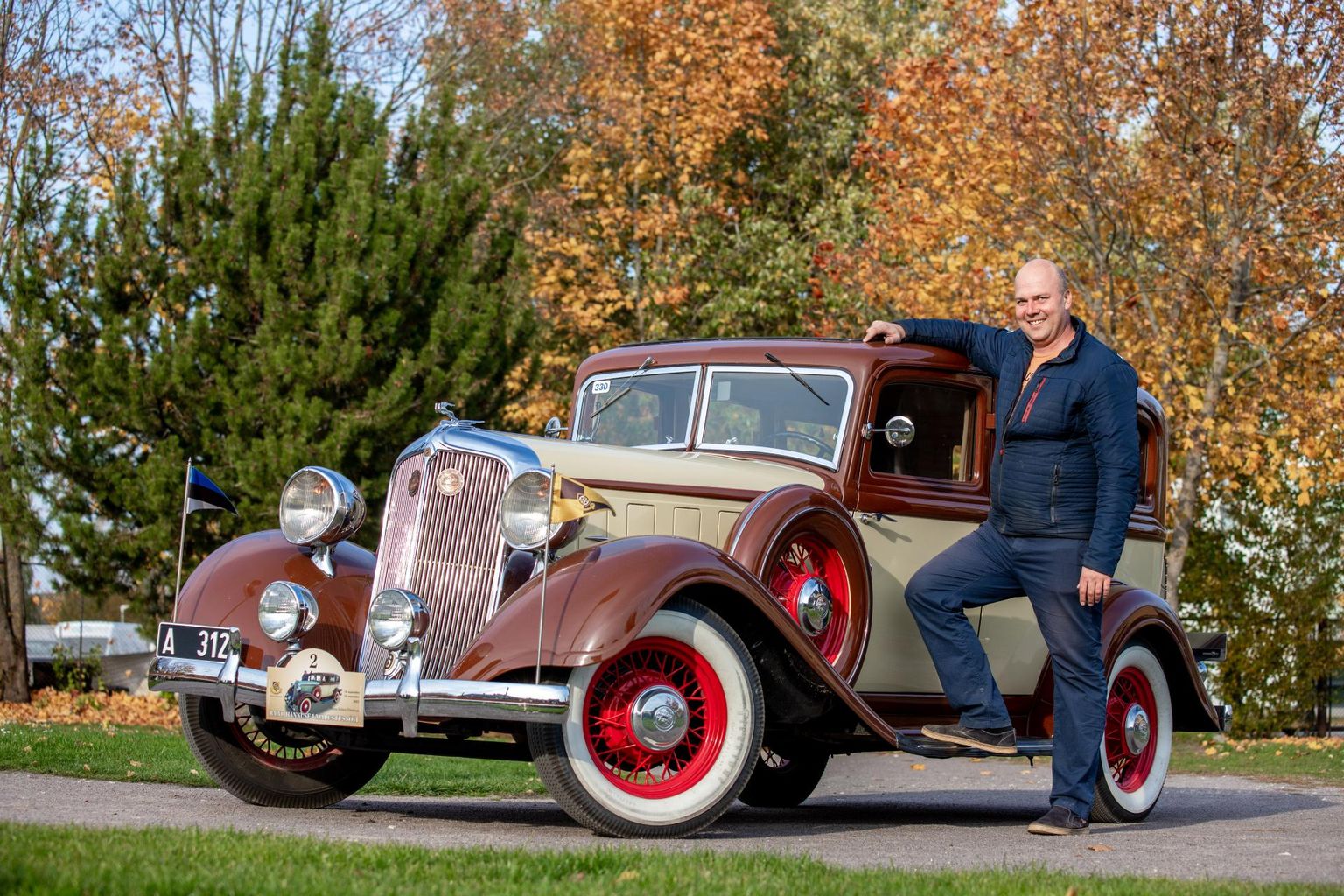 Kui Pärnumaa vanatehnika klubi eestvedaja Janno Hannus huvilistele enda kõrval seisva 88 aasta vanuse Chrysleri ajaloost räägib, jäävad kõik huviga kuulama.