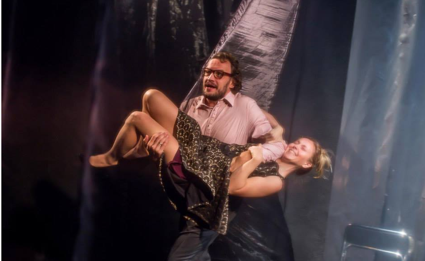 Polygon Teatri lavastus „Väävelmagnooliad“, mängivad Karin Rask, Anti Kobin ja Eero Spriit.