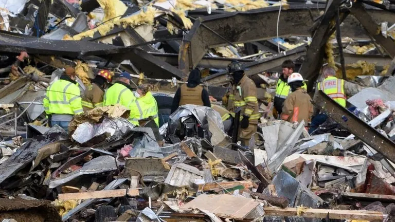Спасатели на развалинах фабрики в городе Мэйфилд.