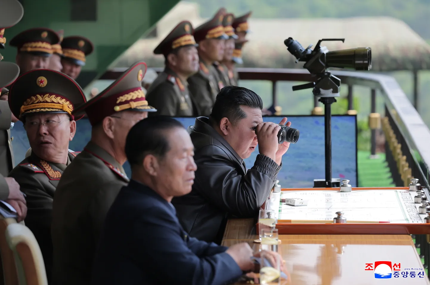 Põhja-Korea diktaator Kim Jong-un sõjalisi õppusi vaatamas.