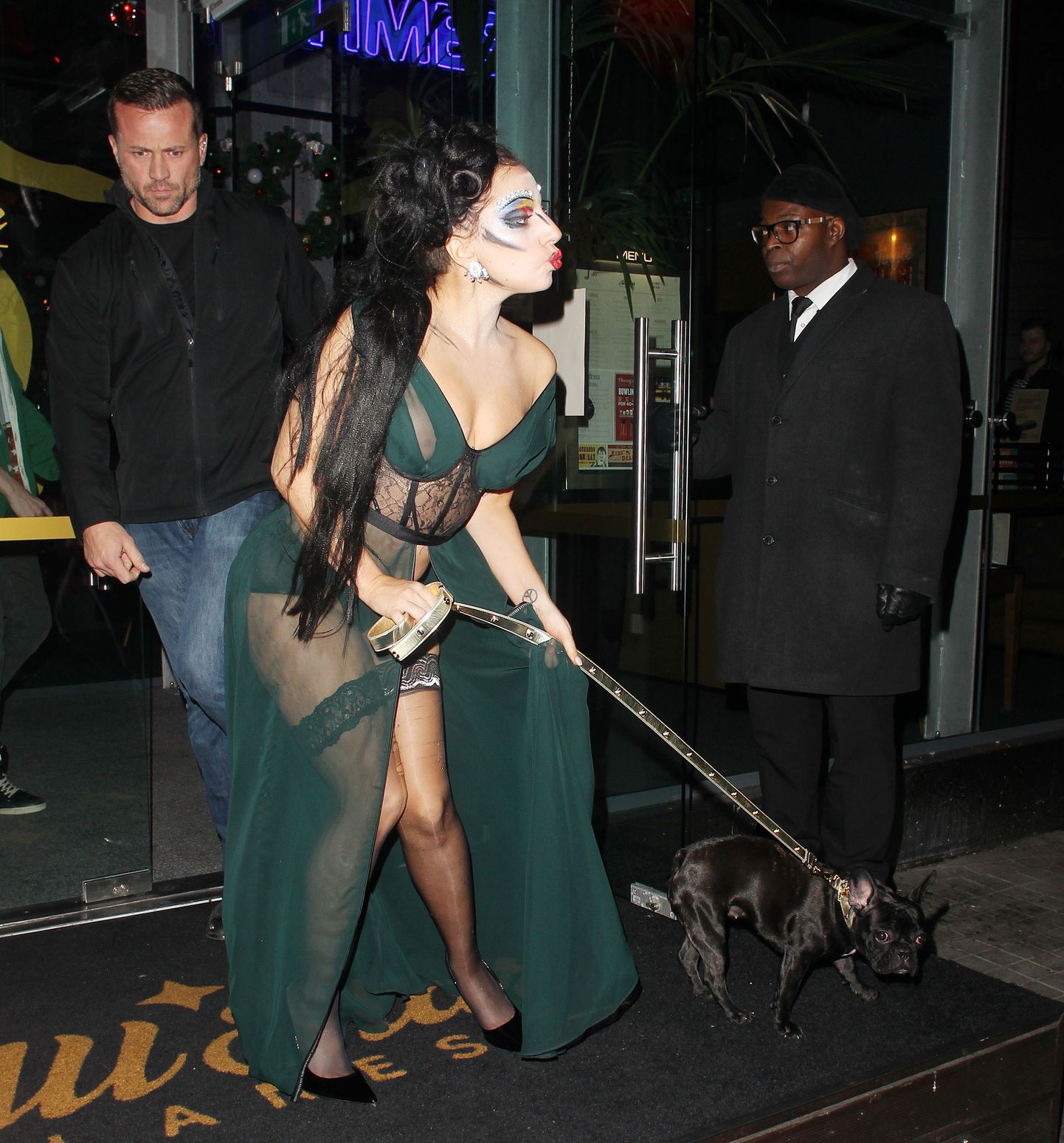 Lady Gaga koeraga Manchesteris aastal 2014. Koer pildil pole üks lemmikutest, kes rööviti.