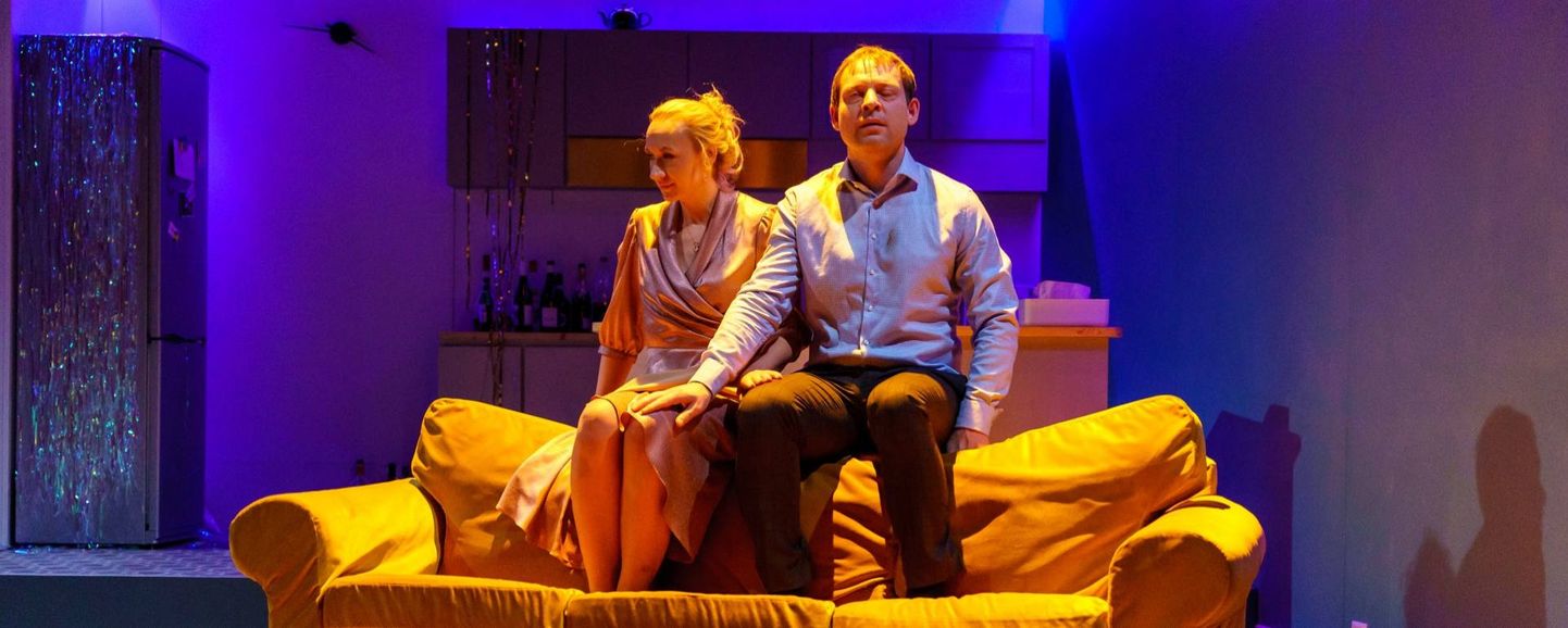 Rakvere teater mängib Ugalas lavastust "Algus". Osatäitjatena on laval Silja Miks ja Andres Mähar (Vanemuine).