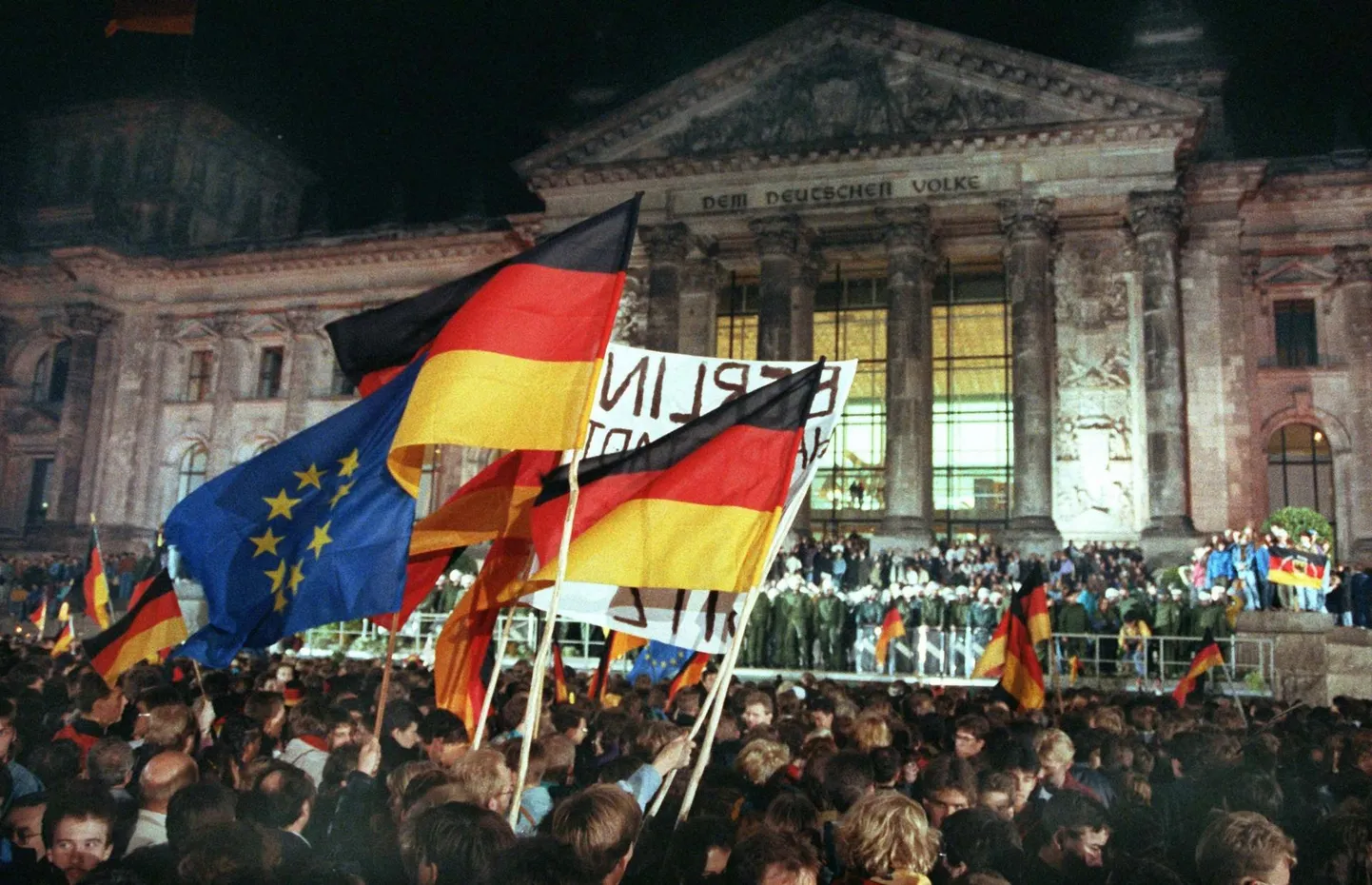 Sakslased 1990. aasta 3. oktoobril Berliinis Reichstagi hoone juures tähistamas Ida- ja Lääne-Saksamaa ametlikku taasühinemist.