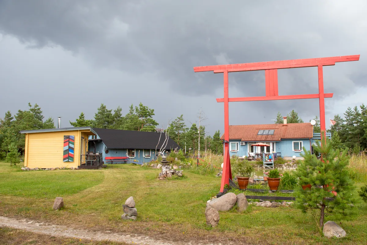 Huvist Jaapani kultuuri vastu sündis punane värav. Läbi värava paistab elumaja. Meeleolule lisab värvi äikesepilvine taevas taamal.