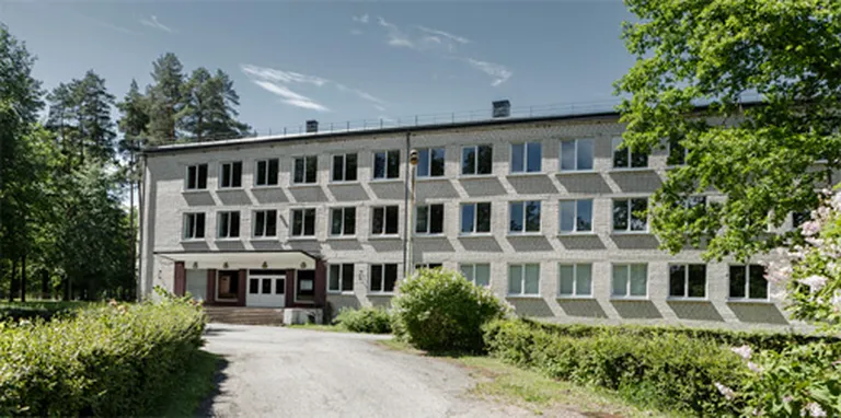 Jaungulbenes bijušo arodskolu pašvaldība pārņēma savā īpašumā no valsts, jo ēka bija nosiltināta. Plānots, ka pansionāta iemītnieki galvenokārt būs rīdzinieki