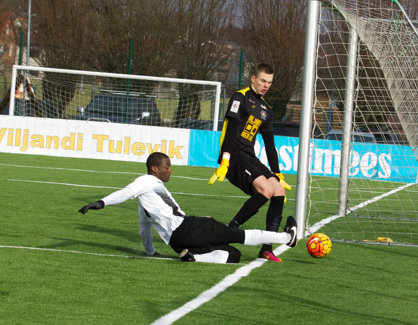 Viljandi Tulevik alistas kodustaadionil meistriliiga avamängus Sillamäe Kalevi 1:0. Esiplaanil Sillamäe poolkaitsja Kassim Aidara.