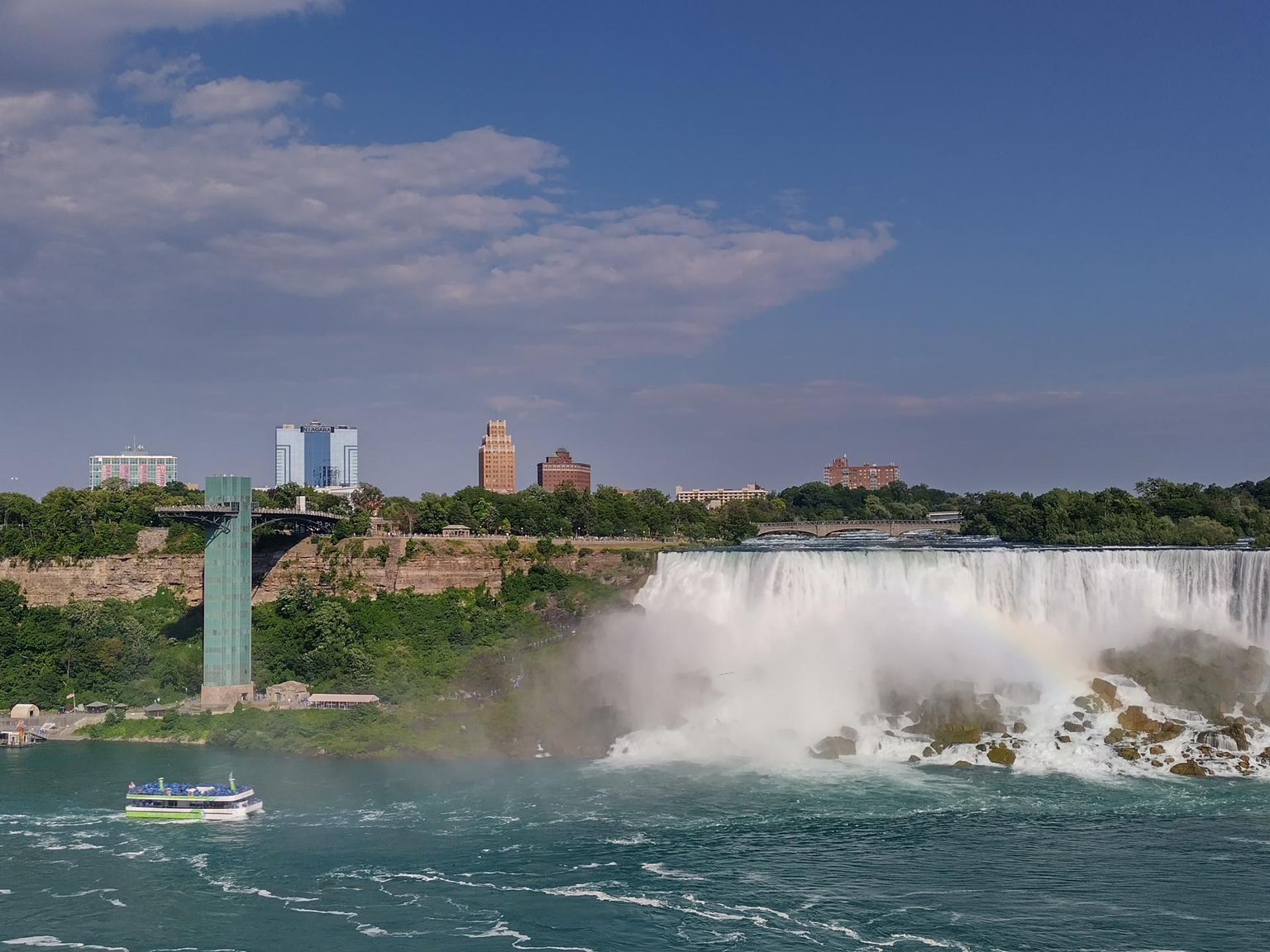 Niagara kosele läheneb USA lõbureisijate praam.