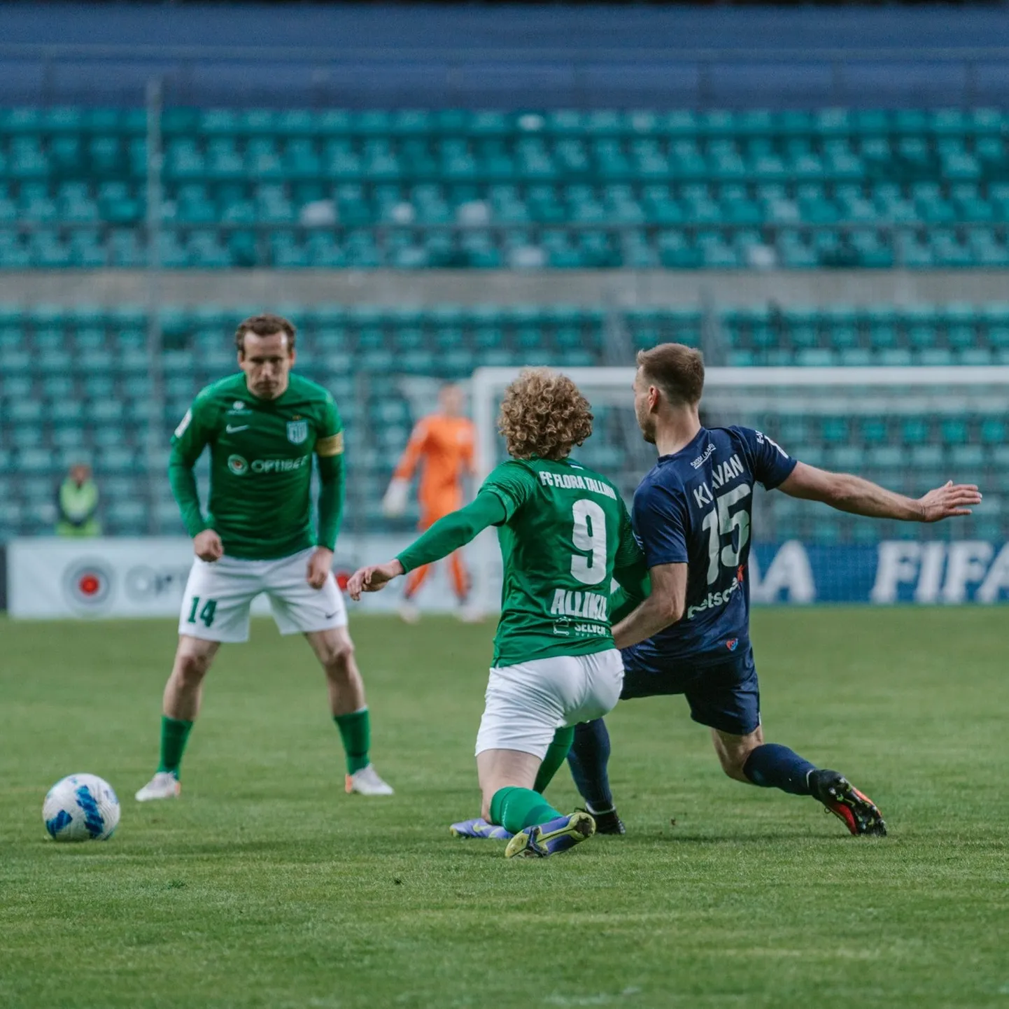 Rauno Alliku ja Ragnar Klavan palli pärast võitlemas.