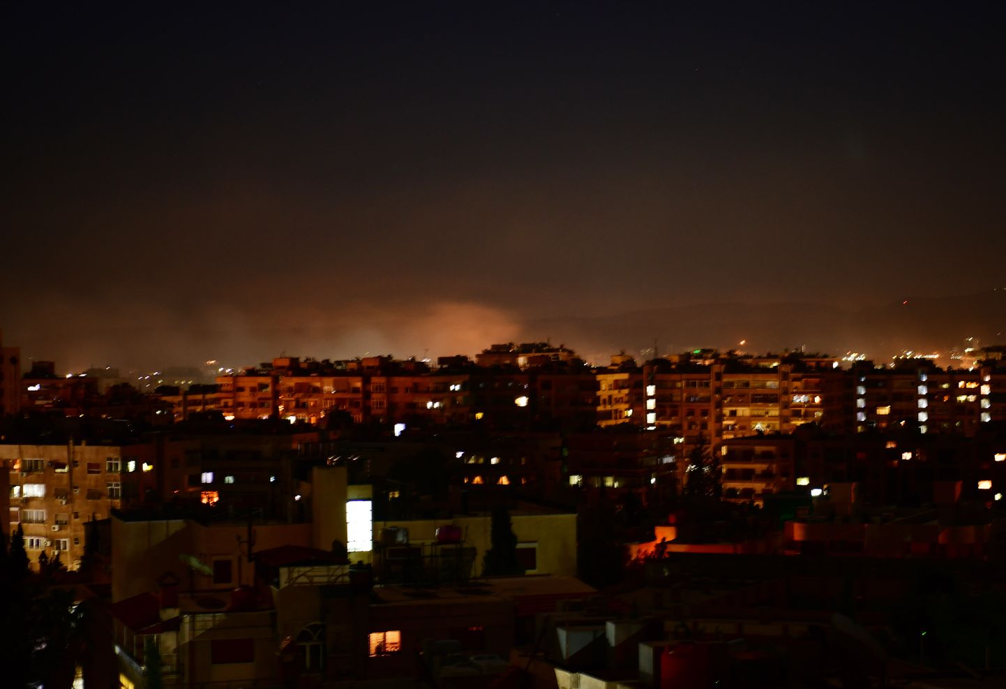 Plahvatusekuma ja suits Damaskuse öötaevas.