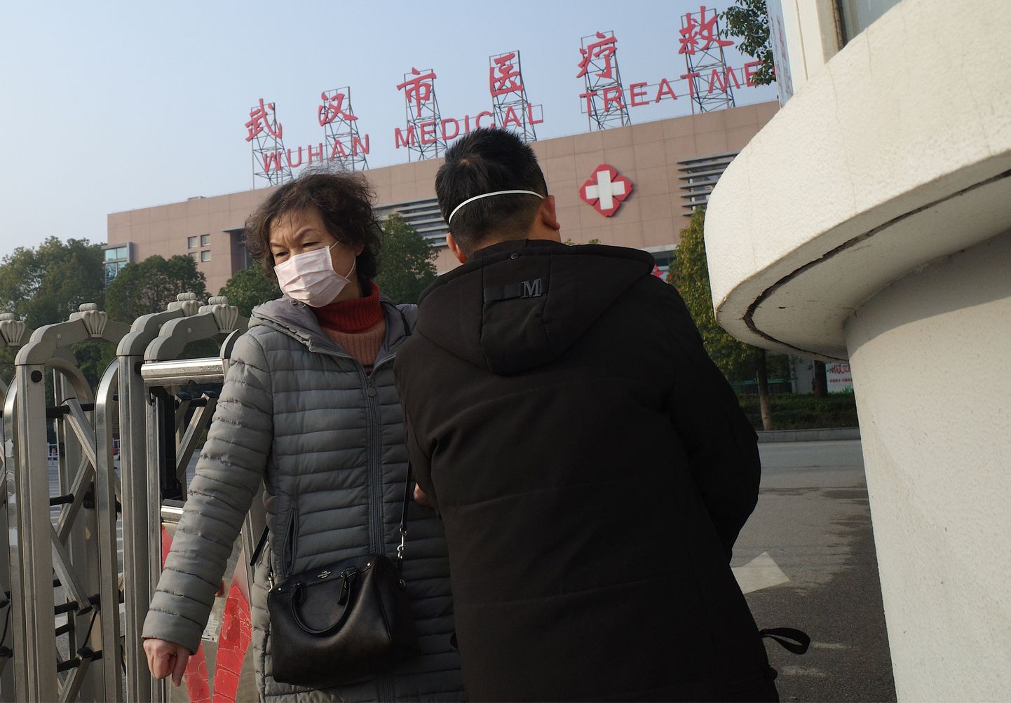 Wuhani meditsiinikeskuse juures, kus suri esimene koroonaviiruse kahtlusega patsient.
