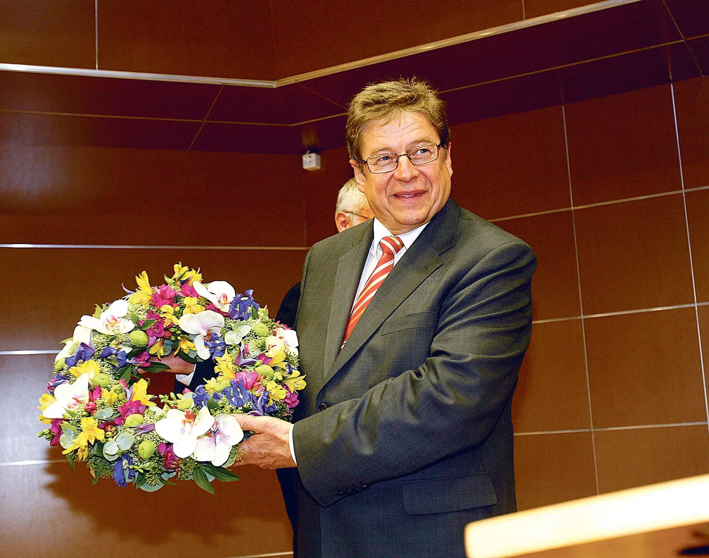 Taas maaülikooli rektoriks valitud Mait Klaassen sai lillekimbu asemel kauni pärja.
