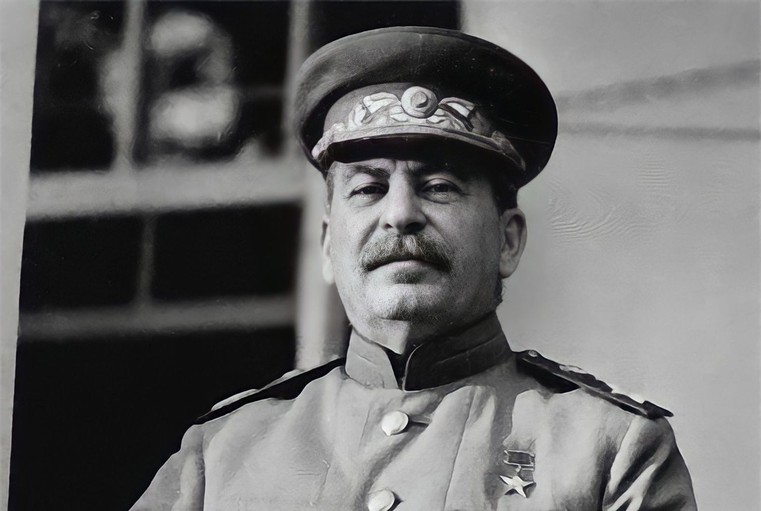 Иосиф Сталин во время Тегеранской конференции, ноябрь-декабрь 1943 года. Сталин - фактический глава советского государства в 1922-1953 годах. Только в годы «Большого террора» 1937-1938 годов под руководством и с согласия Сталина были арестованы полтора миллиона человек, из них около 700 тысяч приговорены к расстрелу.