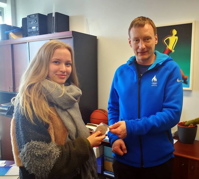 Aleksei Budõlini tütar Malenale andis tema isa medali üle EOK spordidirektor Martti Raju.