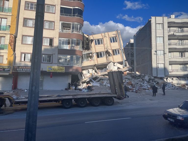 Разрушенные здания в Турции.