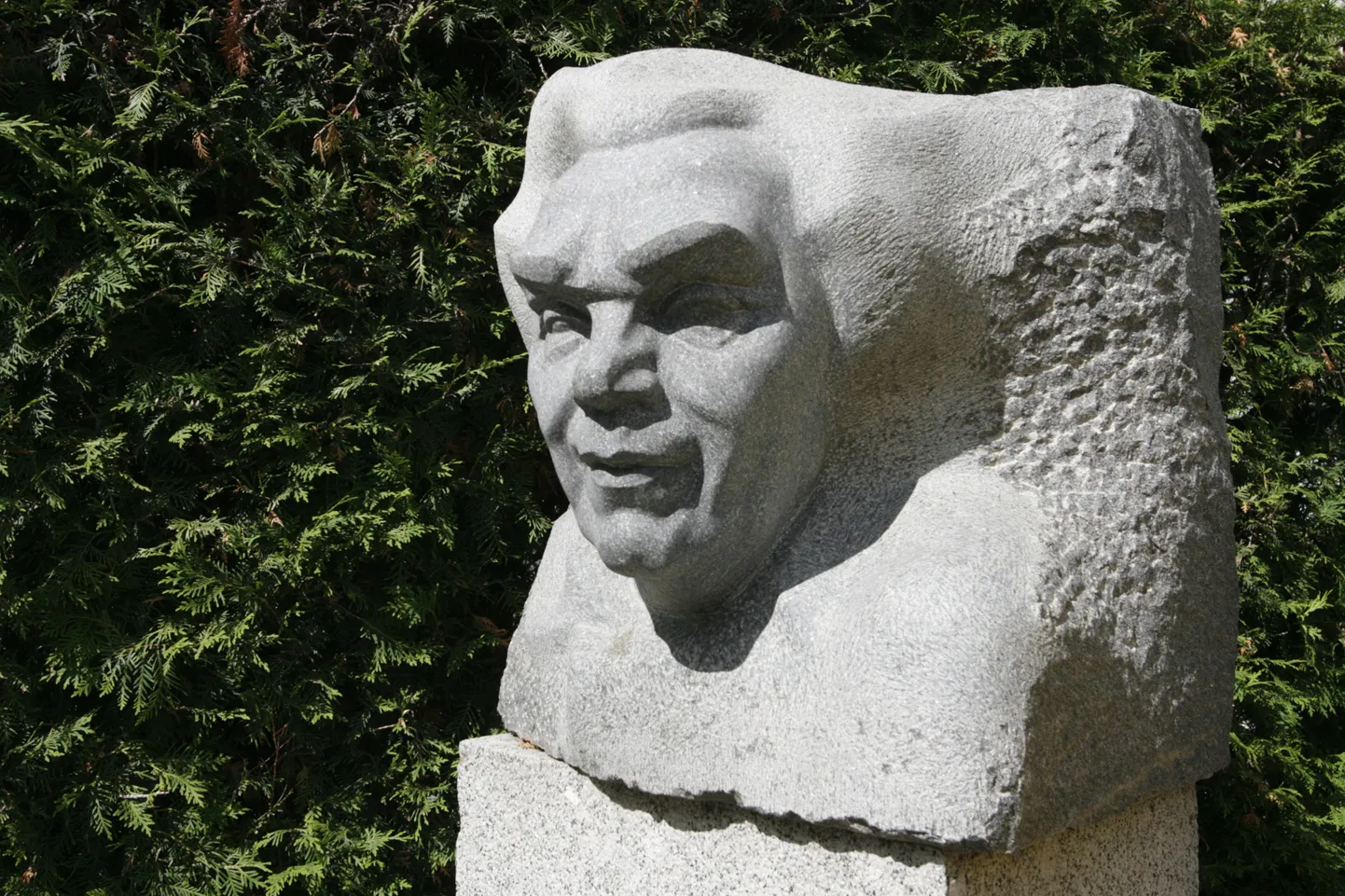 Pildil Ernesaksa skulptuur Tallinnas laululava sissepääsu ees.