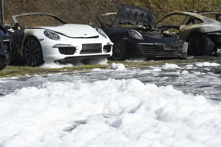 Mässajate poolt hävitatud Porsched Hamburgis. Foto: AP/Scanpix