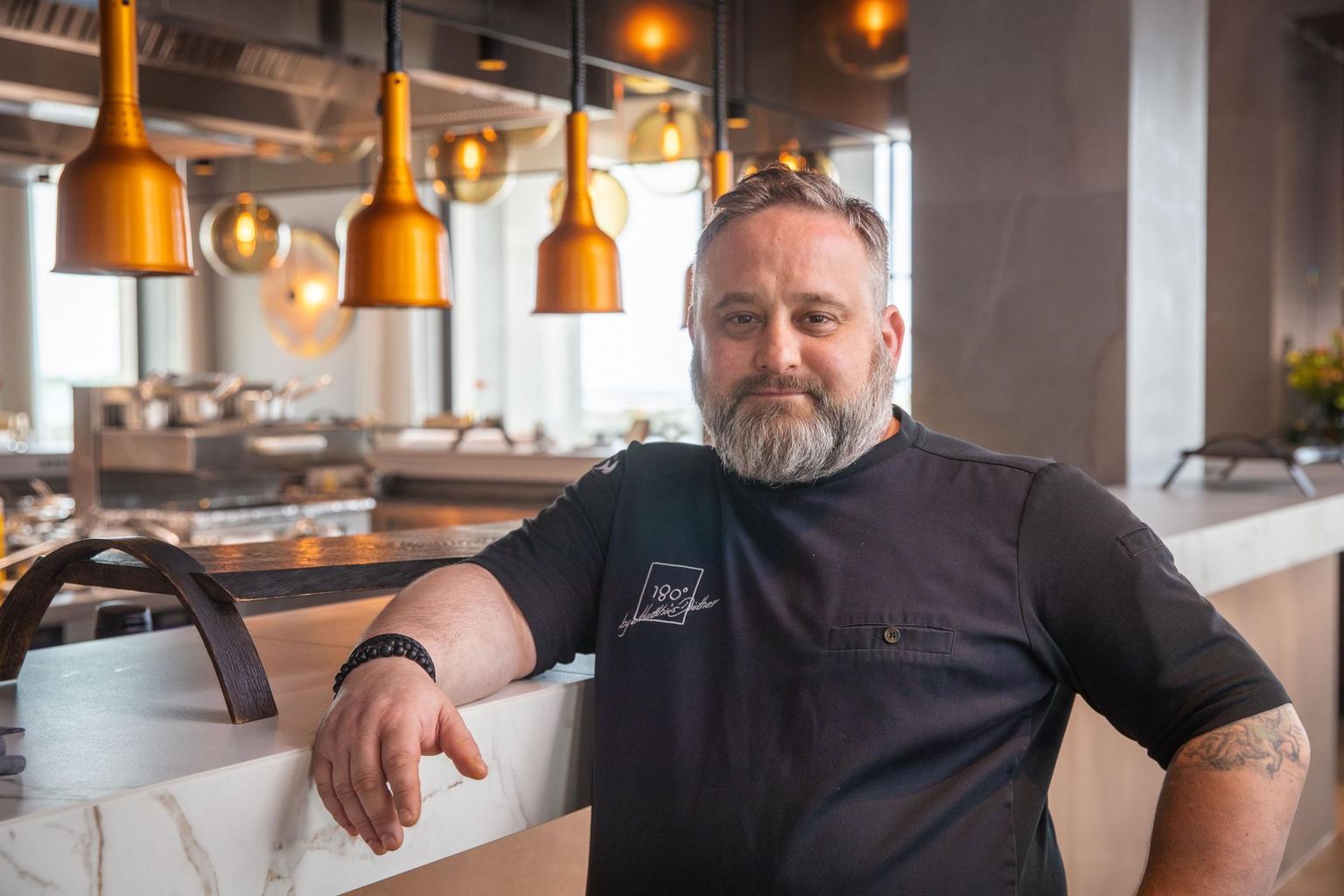 Esmakordselt Eesti kokanduse ajaloos võib gurmaanide piibli Michelini restoranigiidi kaks Michelini tähte oma restoraniuksele kinnitada 180° by Matthias Diether Tallinnas Noblessneris.