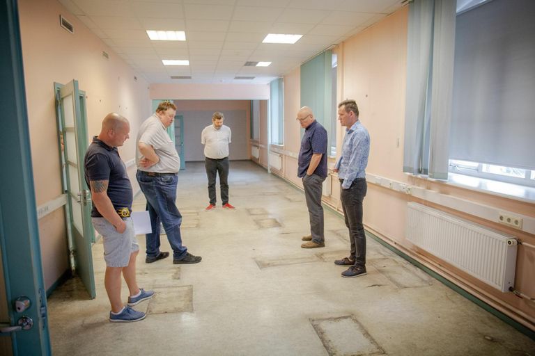 Pärnu linnavalitsuse ametnikud ühes ehitajatega käisid vaatamas, milliseid töid on majas vaja teha üürnike vastuvõtmiseks.