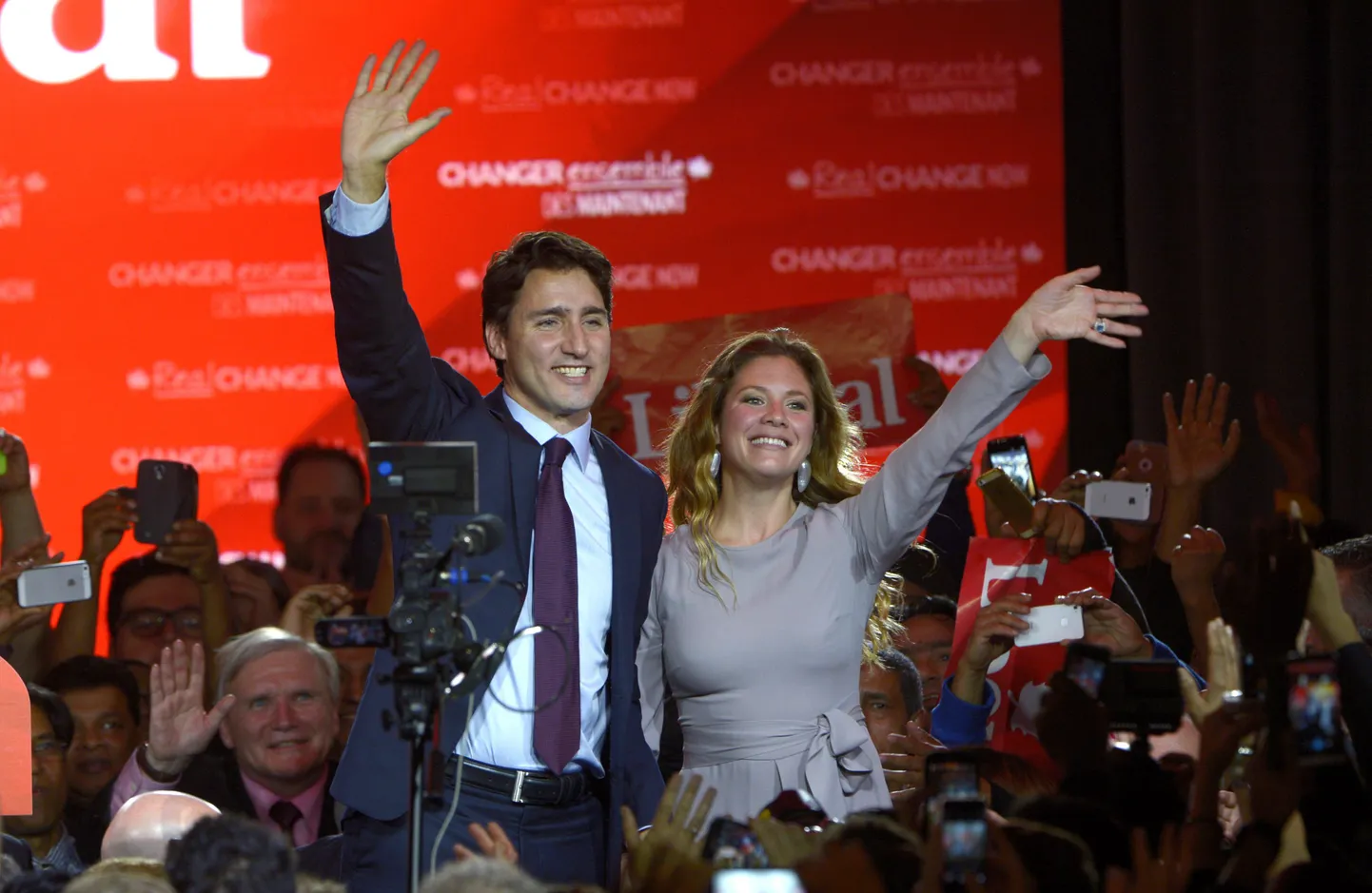 Justin Trudeau koos abikaasa Sophie Gregoire´ga Montrealis toetajate ees.