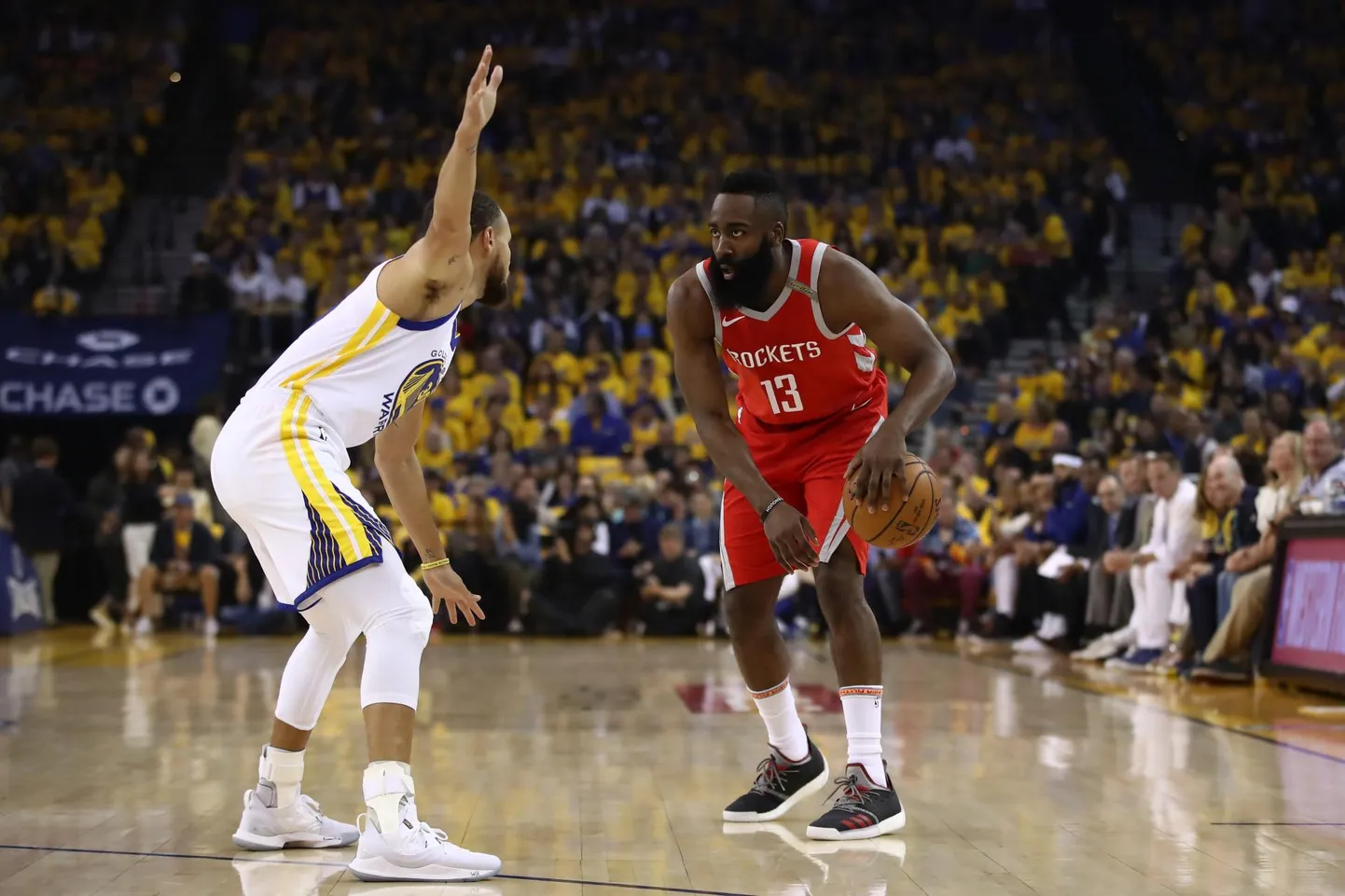 Kaks praeguse NBA edukat mängumeest Stephen Curry (vasakul) ja James Harden (paremal).