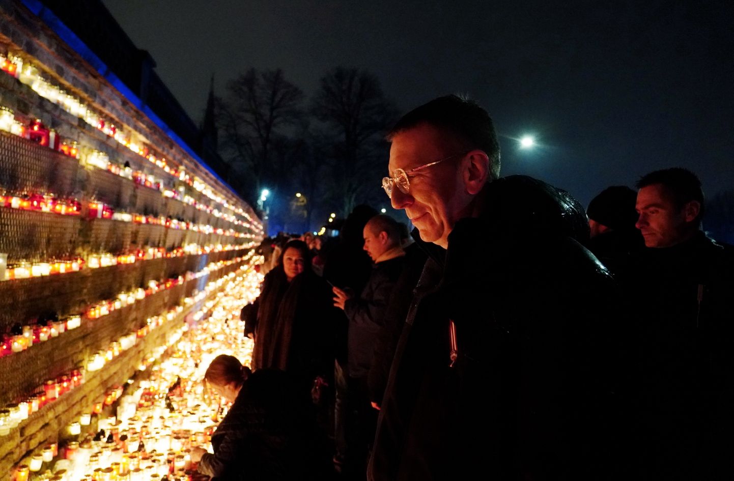 Valsts prezidents Edgars Rinkēvičs, godinot Latvijas brīvības cīnītājus, noliek svecītes pie Rīgas pils mūra 11.novembra krastmalā.