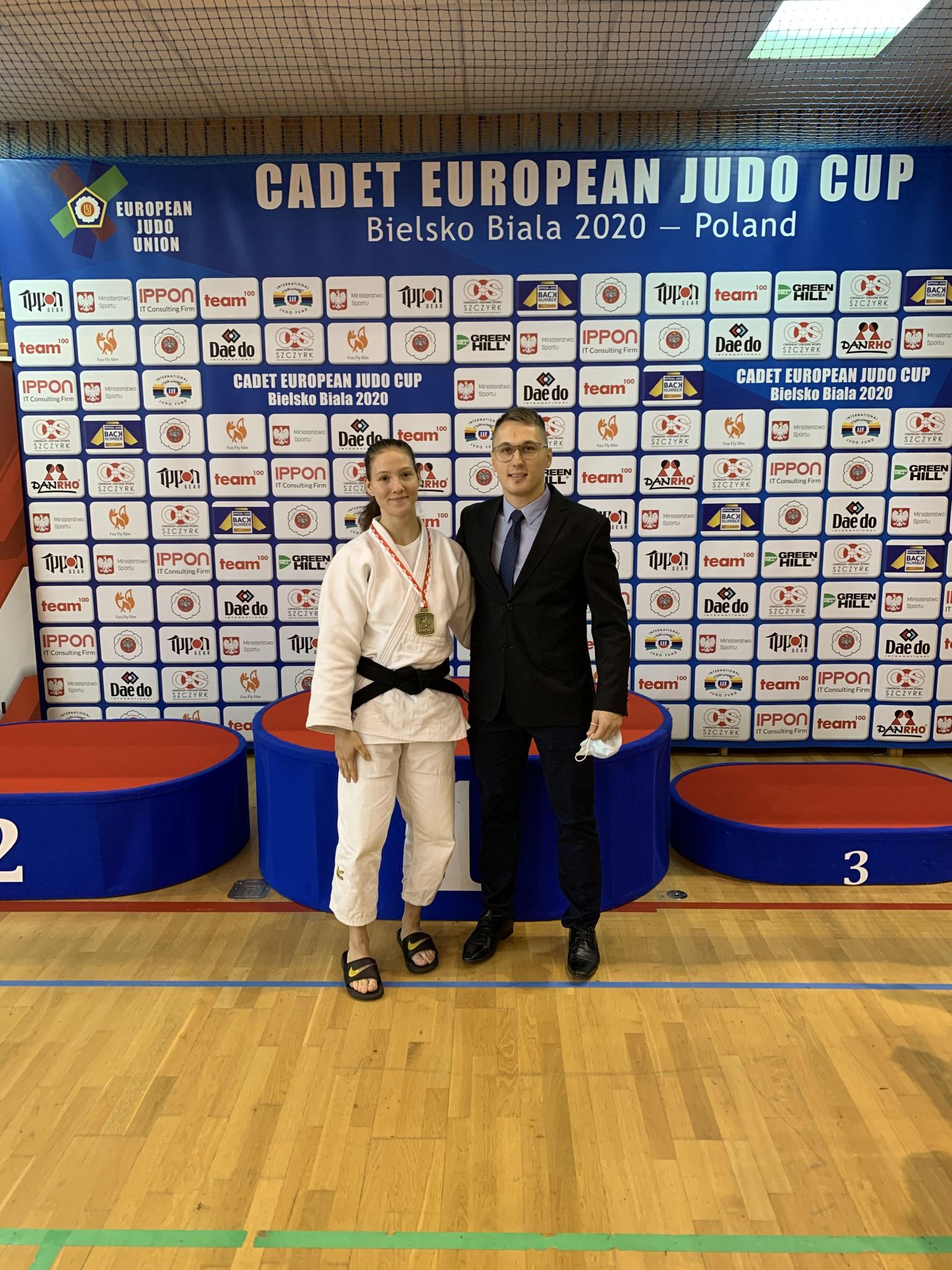 Anna Liisa Nurm (vasakul) võitis Poolas U-18 vanuseklassis judos Euroopa karikaetapi ning valmistub koos treeneri Egert Ehariga novembris toimuvateks Euroopa meistrivõistlusteks.