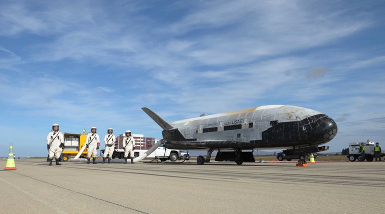 X-37B kosmoselennuk Floridas Cape Canaveralis Kennedy kosmosekeskuses 2017 enne lendu orbiidile