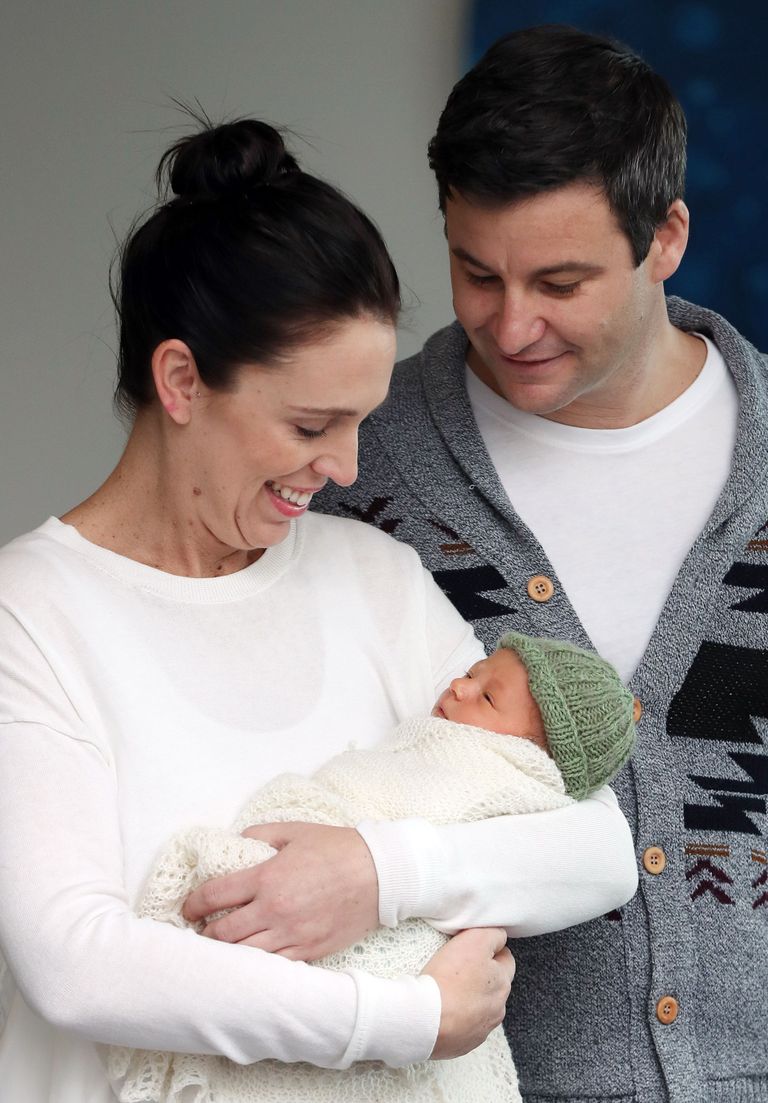 Uus-Meremaa peaminister Jacinda Ardern ja ta elukaaslane, telesaatejuht Clarke Gayford tutvustasid oma tütart