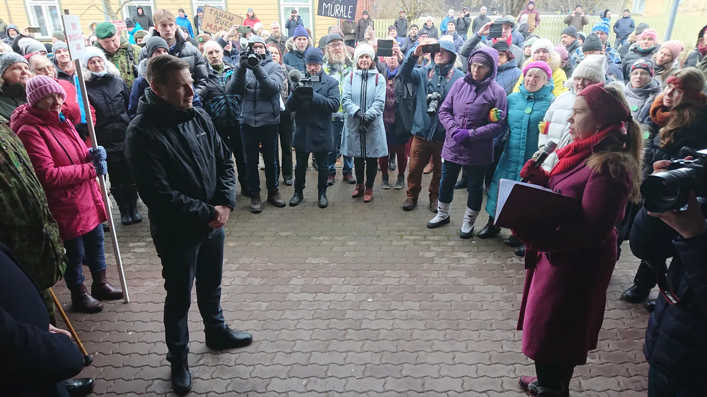 Kaitseminister Hanno Pevkur võeti Võrus vastu meeleavalduse ja regilauluga.