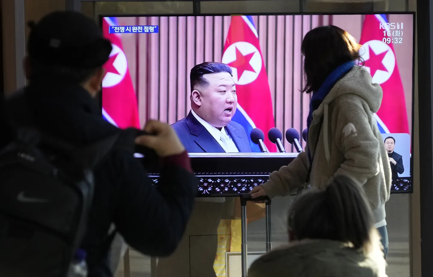 Kim Jong-un Lõuna-Korea teleuudistes Souli raudteejaama ekraanidel.