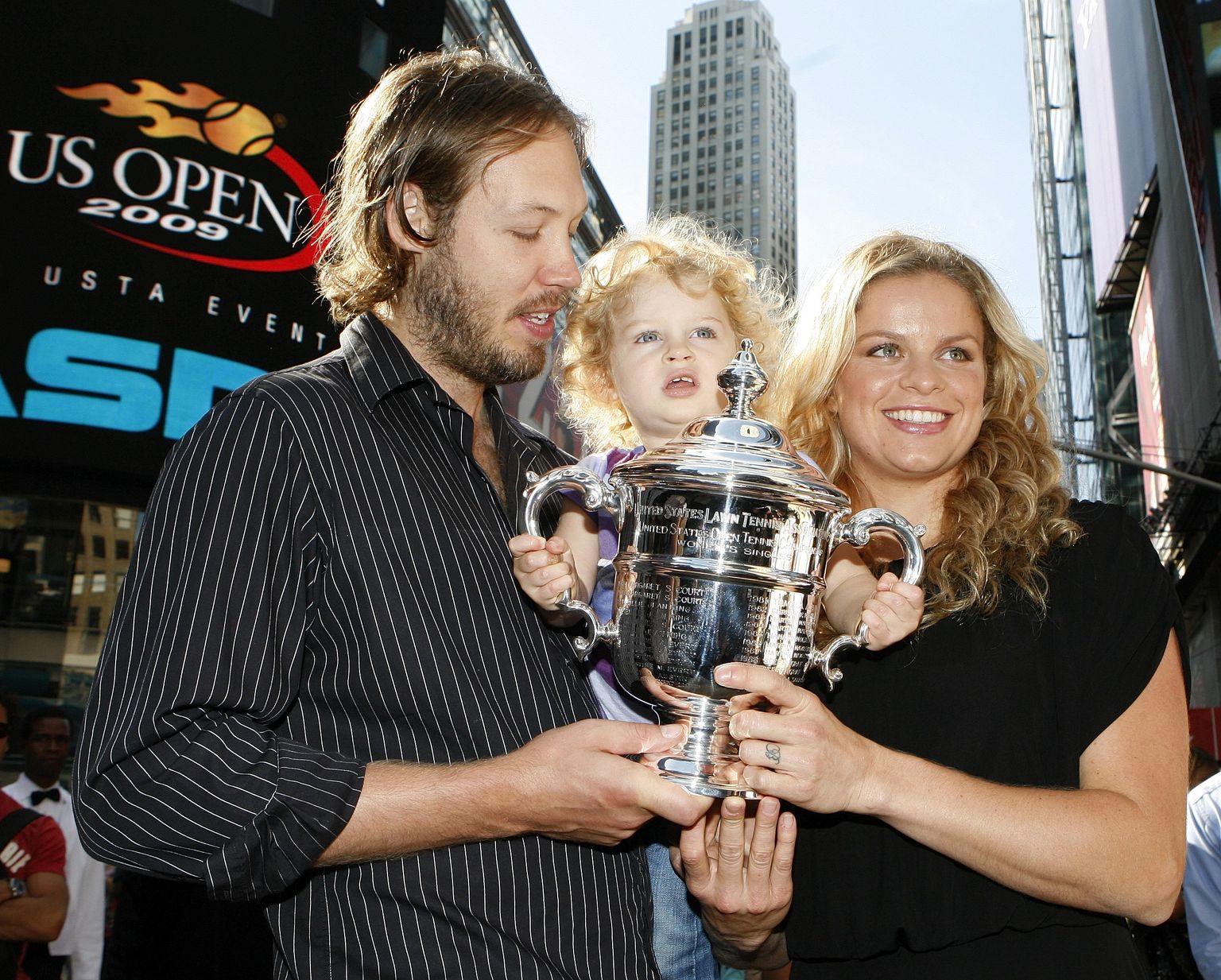 US Openi tenniseturniiri tšempionina koos abikaasa Brian Lynchi ja tütre Jadaga 2009. aastal New Yorgis poseerimas.