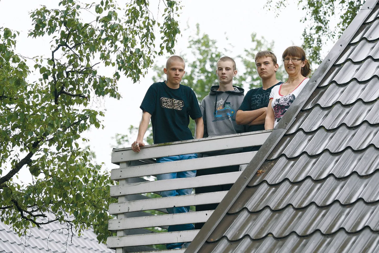 Ühena esimestest Eestis eralastekodu loonud Kadri Kivistik seisis oma kasvandike Arno (vasakult), Andre ja nende sõbra Mairoga Kivistiku-kodu rõdul. Juba paari nädala pärast seesama maja enam lastekoduna ei tegutse.