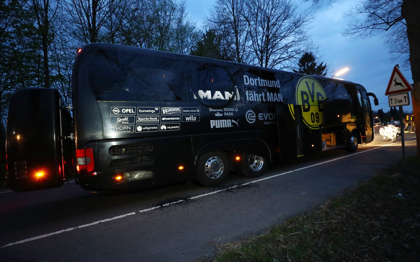 Dortmudi Borussia buss pärast rünnakut.