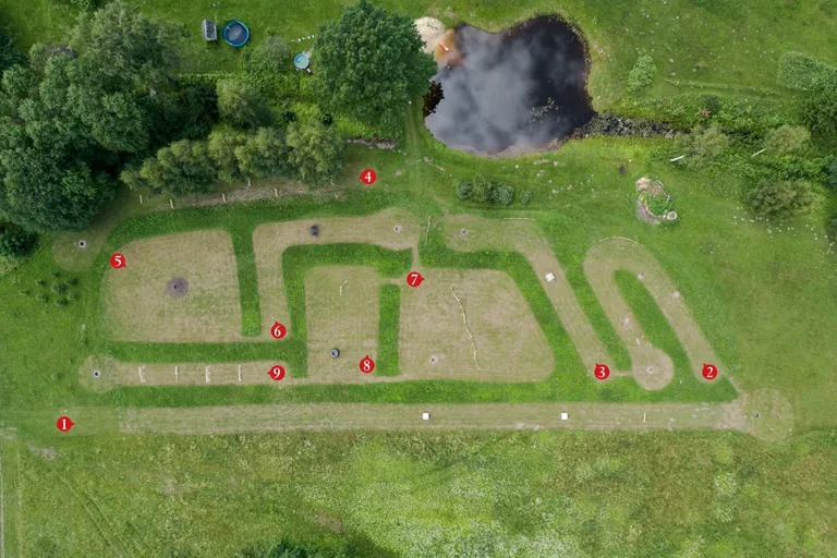 Perekond Karu lõi jalgpalligolfiväljaku oma tühjalt seisvale heinamaale.