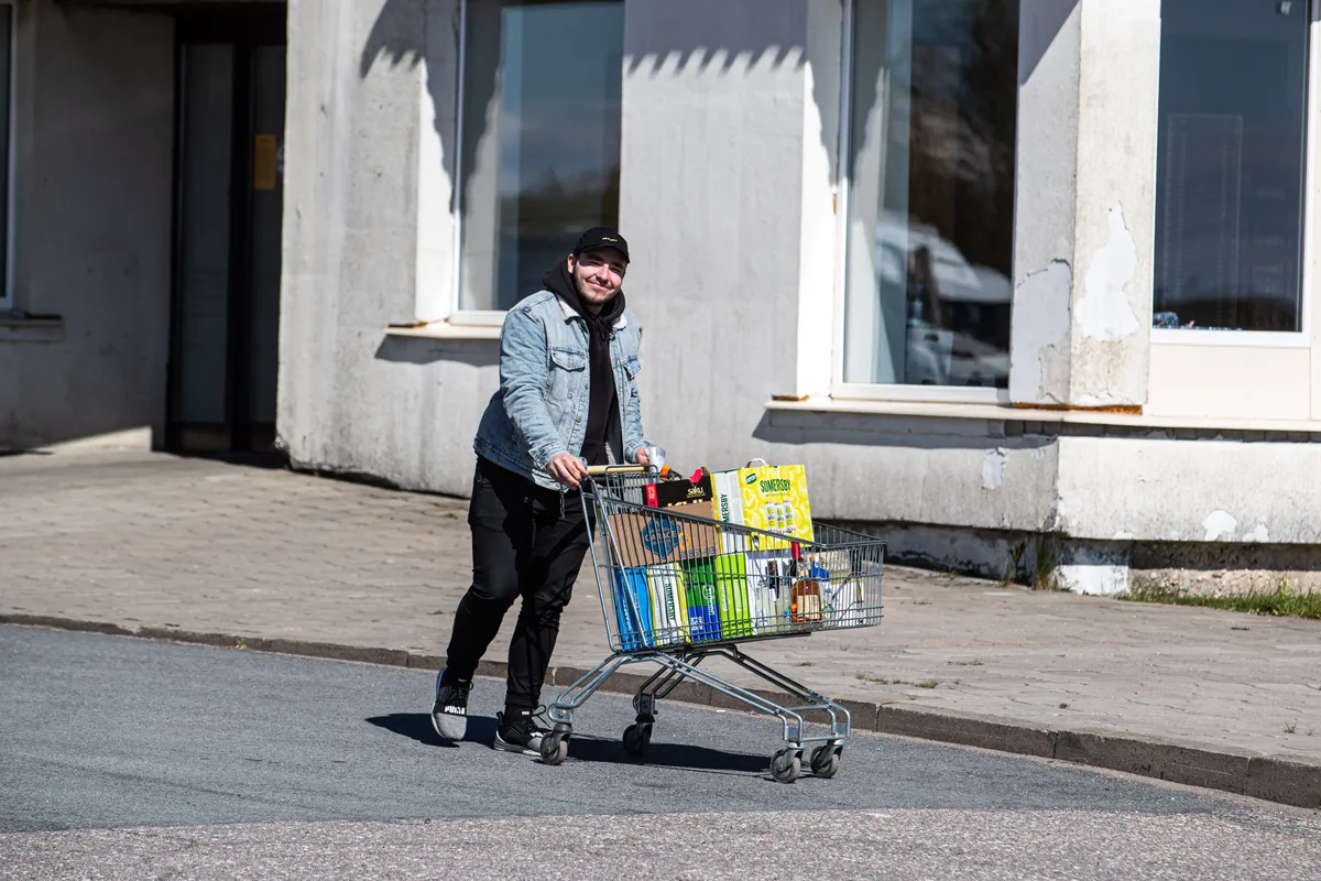Rõõmsas meeleolus Tõnu oma saagiga auto poole liikumas.