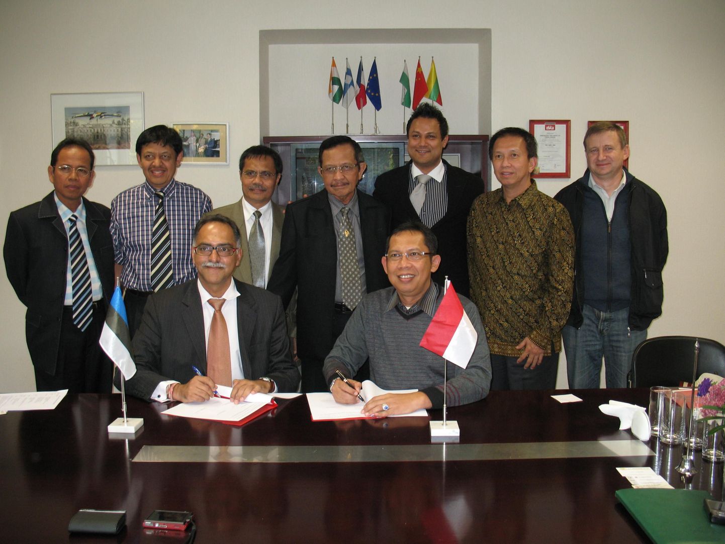 Kokkuleppe allkirjastasid Horizoni nõukogu liige Sonny Aswani (vasakul) ning PT Semen Padangi juhatuse esimees Irzal Endang.