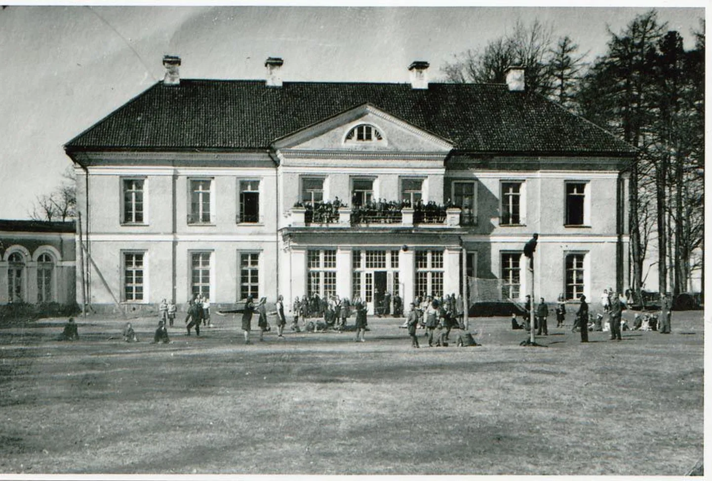 Rutikvere mõisa häärber 1953. aastal, kui seal tegutses Päinurme 7klassiline kool. Järgmise, 1954. aasta külmal 7. veebruari ööl põles peahoone maha. Tollest ajast siiani on häärberist alles kohalikest põletatud tellistest tehtud kivimüürid.