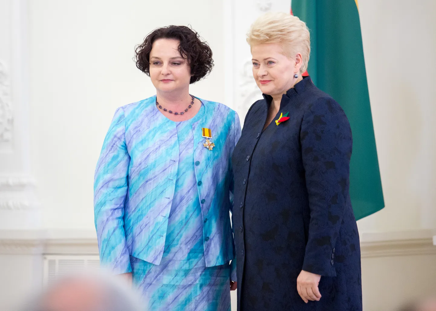 Vilniuse Santara kliiniku juht Jolita Jakutienė (vasakul) saamas toonaselt presidendilt aumärki.