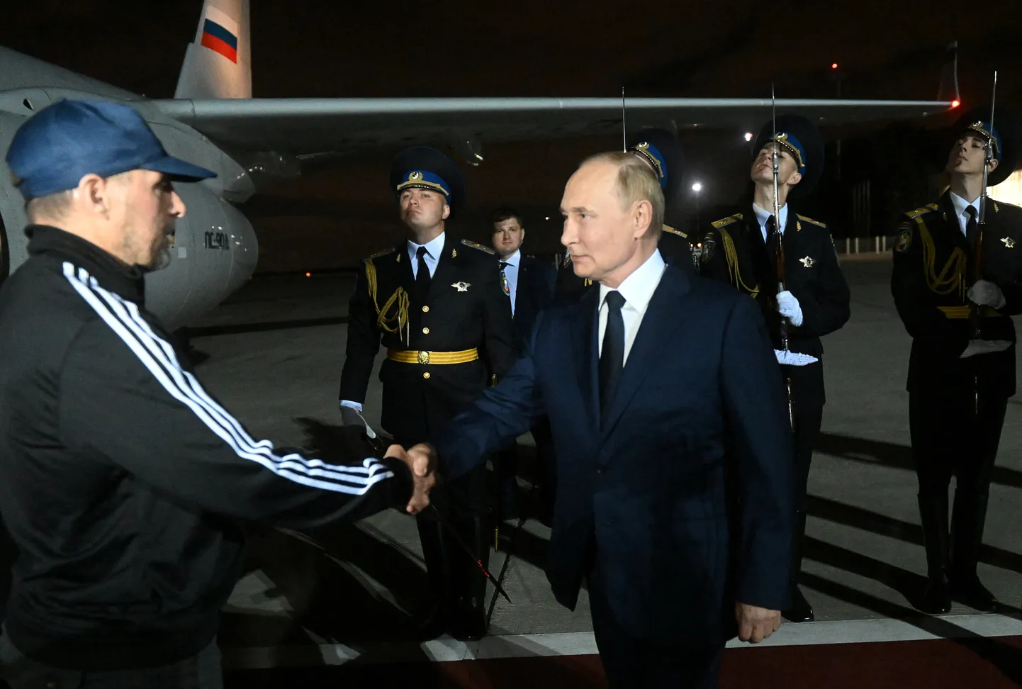 Vladimir Putin tervitamas lennukilt maha astunud Vadim Krassikovi.