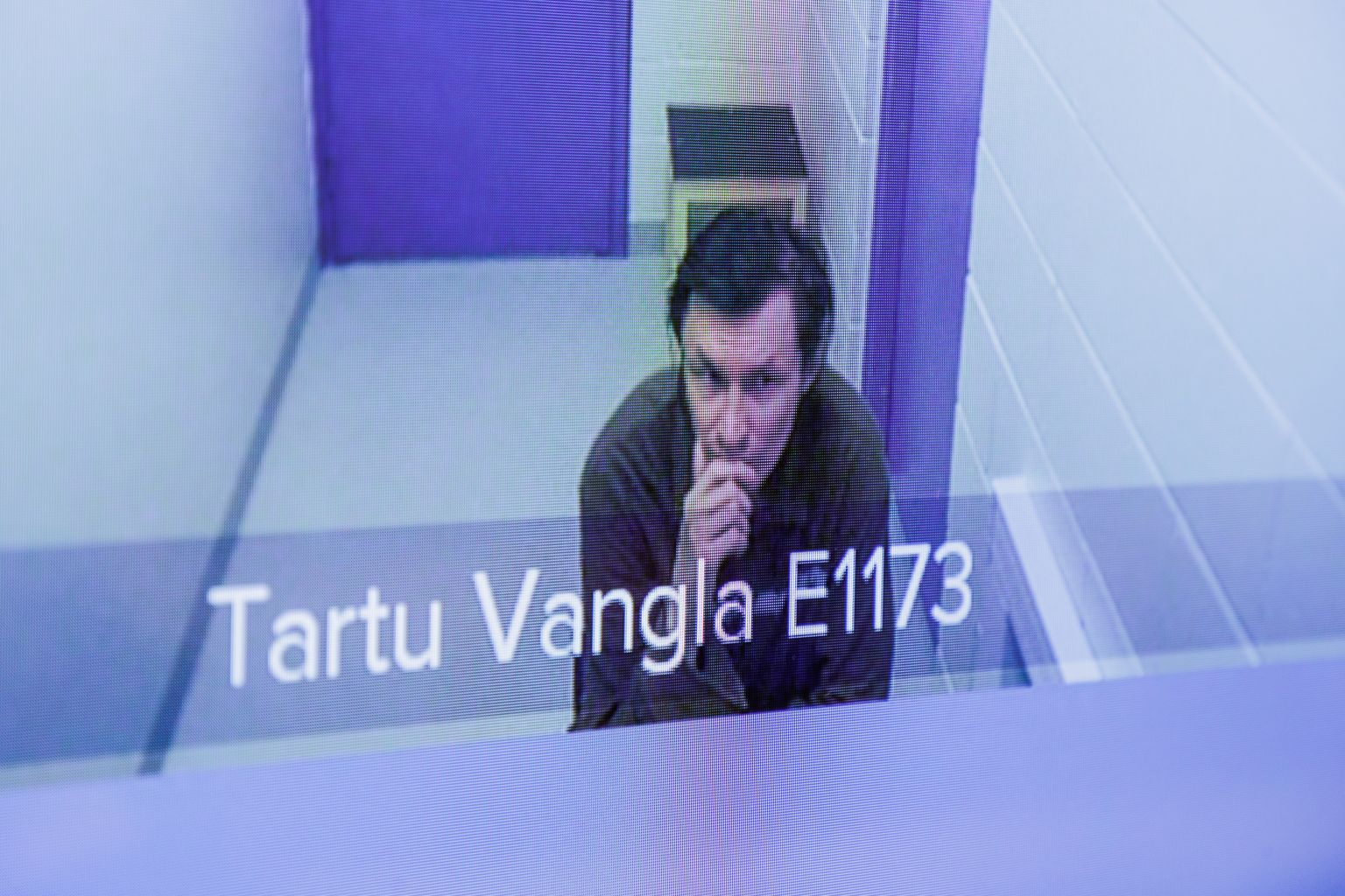 На большом телеэкране в зале Харьюского уездного суда было видно, как в тесной камере Тартуской тюрьмы сидит худощавый мужчина - Юрий Устименко, ранее осужденный за убийства.