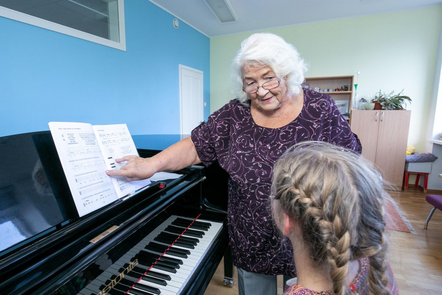 Klaveriõpetaja Ruth Patune ja esimesse klassi astunud Iti Mehide tutvuvad esimeses tunnis muusikakooli aabitsaga.