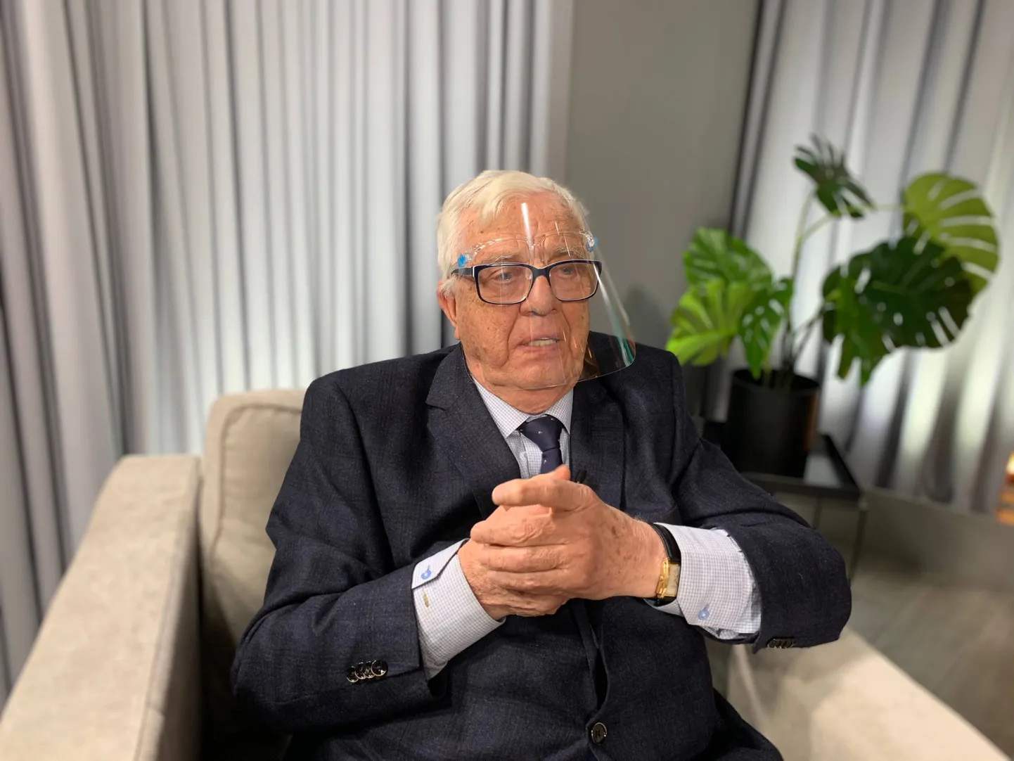 Maestro Raimonds Pauls. Foto uzņemts laikā, kad sejas vairogu lietošanu bija atļauta.