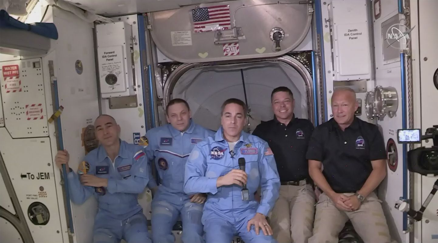 NASA astronaudid Bob Behnken (paremalt teine) ja Dougla Hurley (paremal) jõudsid SapceX raketiga Crew Dragon ISSile 31. mail, lend kestis 19 tundi