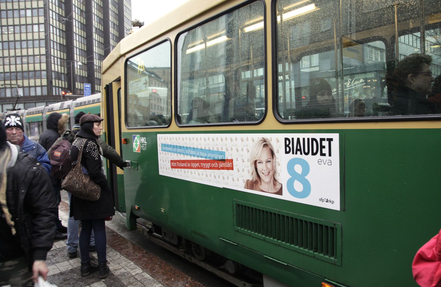 Helsingi tramm Rootsi Rahvapartei presidendikandidaadi Eva Biaudet' pildiga.